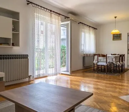 Apartman Luka Lägenhet
